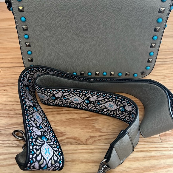 Urban Expressions crossbody bag, great size and zipper closure - Picture 3 of 6